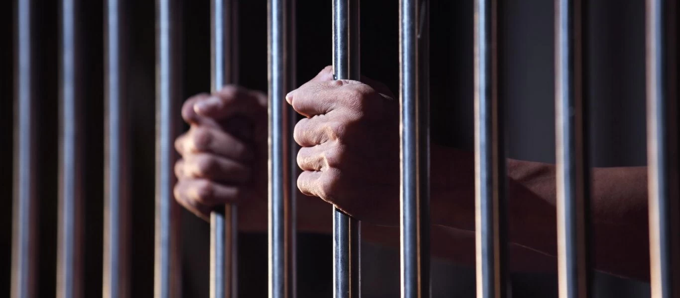 Ιταλία: Ισοβίτης «έκοψε με τα δόντια και κατάπιε» δάχτυλο σωφρονιστικού υπαλλήλου